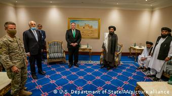 Taliban liderlerinden Abdülgani Birader, 2020 yılında Katar’da dönemin ABD Dışişleri Bakanı Mike Pompeo ile görüşmüştü.