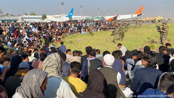 Afegãos e aglomeram no aeroporto à espera de chance para deixar Cabul