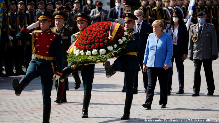 Russland | Angela Merkel bei Kranzniederlegung in Moskau