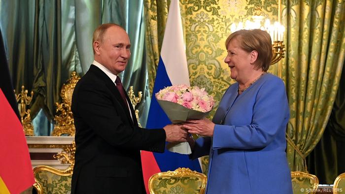 Putin, geçen ay Kremlin'deki görüşmede Merkel'e çiçek vermişti.
