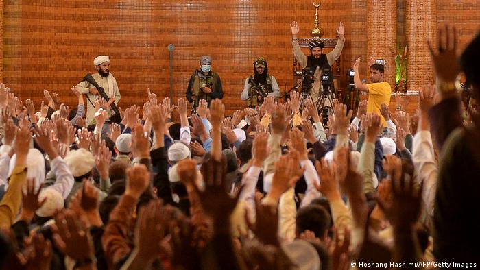 Afghanistan, Kabul | Bewaffnete Taliban-Kämpfer beim Freitagsgebet in der Abdul Rahman Moschee