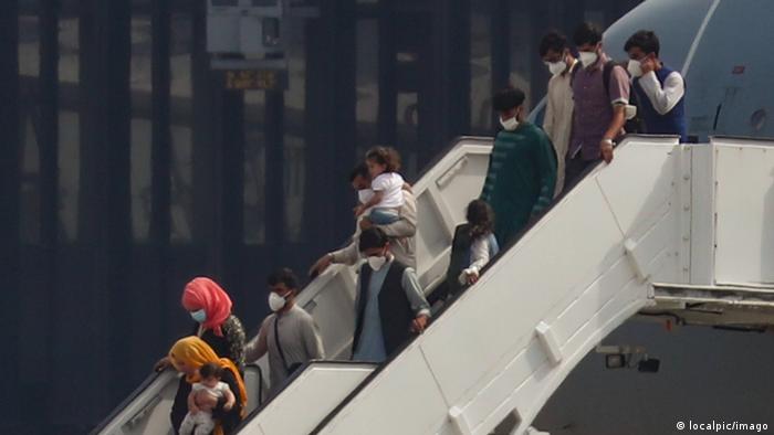 Männer, Frauen und Kinder steigen am Flughafen Hannover aus einem Evakuierungsflugzeug der Bundeswehr