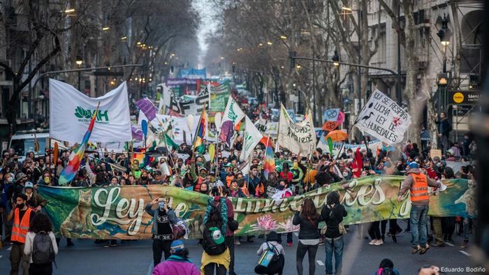 Canoistas marchan en congreso en Buenos Aires con grupos ambientalistas