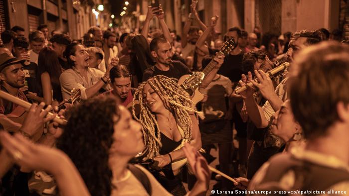 Malo gde je lokdaun bio tako strog i dug kao u Španiji. No najviši sud Katalonije je ukinuo noćni policijski čas baš na vreme za tradicionalni ulični festival u Grasiji, četvrti Barselone. I ovi ljudi su jedva dočekali.