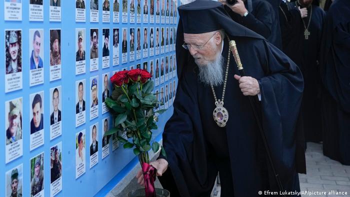 Bartholomäus I.visits Kyiv in August 2021 and puts flowers at the Memorial Wall of Fallen Defenders of Ukraine in the Ukrainian-Russian War in Kyiv.