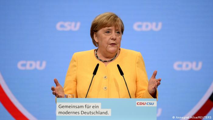 La chancelière allemande Angela Merkel fait un geste pendant qu'elle parle lors d'un lancement de campagne CDU/CSU
