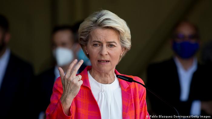Ursula von der Leyen hebt die Hand mit drei aufzählenden Fingern