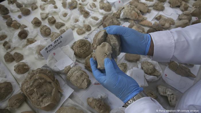 Afghanistan | Teile der zerstörten Buddha Statue Afghanistan | Teile der zerstörten Buddha Statue