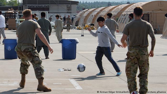 Američki vojnici igraju fudbal sa avganistanskim dečacima u bazi Ramštajn