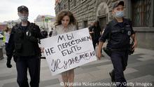 21.08.2021
Police officers detain a journalist who holds a placard which reads We don't stop being journalists during a single picquet of solidarity with collegues who were added to the list of foreign agent media near the headquarters of Russia's Federal Security Service (FSB) in Moscow on August 21, 2021. - Russia on August 20, 2021, added independent TV channel Dozhd (TV Rain) to a growing list of foreign agent media outlets as liberal organisations face mounting pressure in the country. (Photo by Natalia KOLESNIKOVA / AFP) (Photo by NATALIA KOLESNIKOVA/AFP via Getty Images)