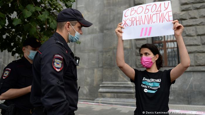 Одиночный пикет в Москве против признания СМИ-иноагентом телеканала Дождь.