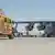 Avião e veículo militar na base de Catar