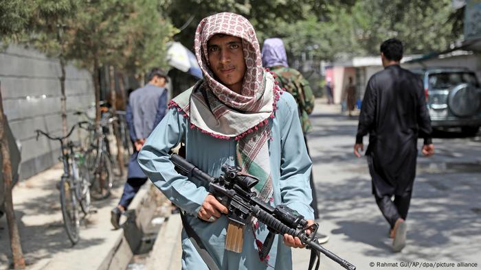 Kabil'deki bir Taliban savaşçısı