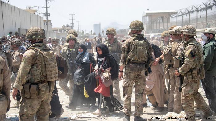 Talibanes culpan a Estados Unidos por caos en aeropuerto de Kabul | El  Mundo | DW | 22.08.2021