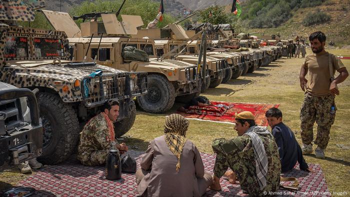 Membros da resistência ao Talibã reunidos no Vale do Panjshir