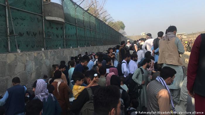 Afghanistan Kabul | Flüchtlinge warten vor dem Flughafen