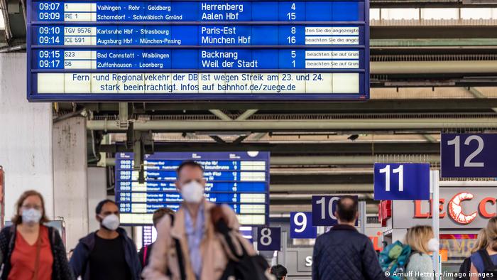 Deutschland Stuttgart | Infotafel im Hauptbahnhof mit Streikhinweis