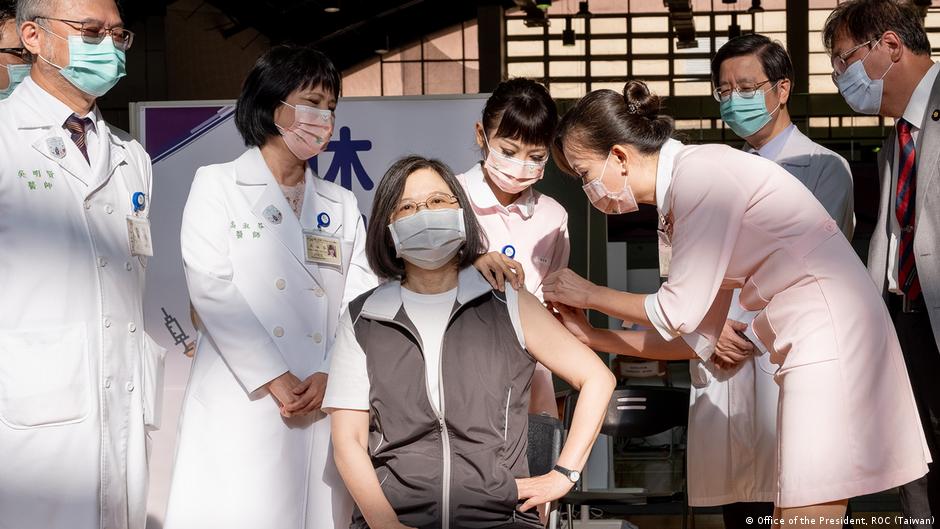 台灣總統蔡英文23日在台大醫學院體育館接種高端疫苗。