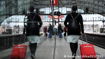 Τουρίστες σε σιδηροδρομικό σταθμό