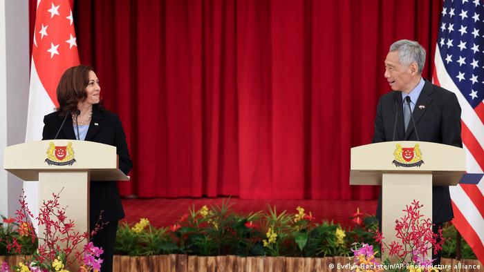 Harris también se reunió con el primer ministro de Singapur, Lee Hsien Loong, en Singapur (23.08.2021)