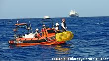 05.08.2021 - Seenotrettung: private Seenotretter der Organisation Ärzte ohne Grenzen im zentralen Mittelmeer. Im Hintergrund: die als Rettungsschiff gecharterte Geo Barents