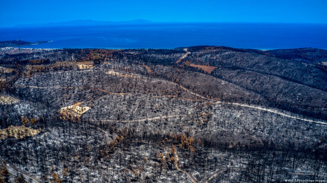 Yunanistan'ın Eğriboz Adası'nda çıkan orman yangını sonrası yüzlerce hektar ormanlık alan kül oldu - (22.08.2021)