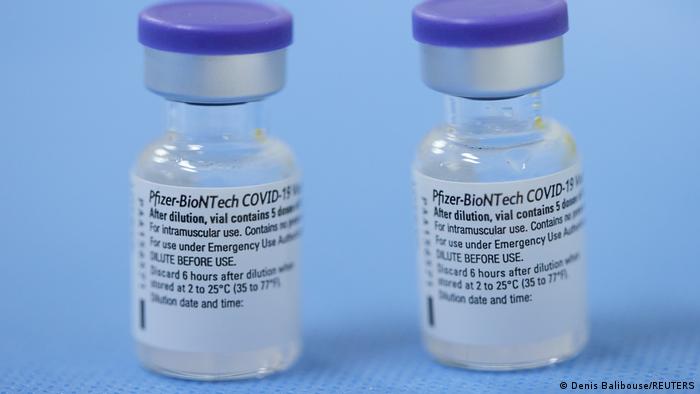 Zwei Fläschchen mit dem Corona-Impfstoff des deutsch-amerikanischen Herstellers BioNTtech/Pfizer 