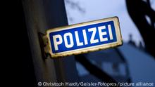Ein Schild POLIZEI an einer Polizeiwache in der Innenstadt. (Themenbild, Symbolbild) Köln, 26.04.2021