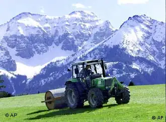 Bayrischer Bauer mit Traktor, Berge, Agrarpolitik, Landwirtschaft