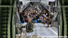 Geflüchtete sitzen in einem Airbus A400M der Bundeswehr. Die Bundeswehr hat weitere deutsche Staatsbürger und afghanische Ortskräfte aus Kabul evakuiert. +++ dpa-Bildfunk +++