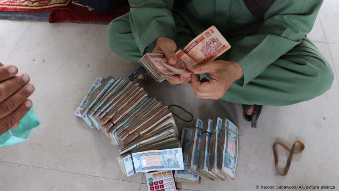 Taliban-Vorstoß erhöht die politische wirtschaftliche Unsicherheit in Afghanistan Taliban-Vorstoß erhöht die politische wirtschaftliche Unsicherheit in Afghanistan