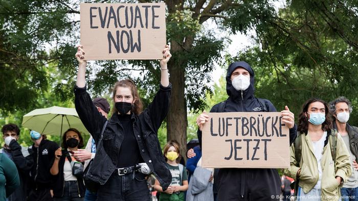 Manifestation à Berlin pour réclamer un pont aérien pour évacuer d'Afghanistan les personnes en danger Manifestation à Berlin pour réclamer un pont aérien pour évacuer d'Afghanistan les personnes en danger