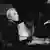 Schwarzweißfoto von Charlie Watts am Schlagzeug
