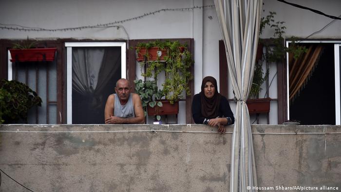 Des Libanais en quête d'air frais sur leur balcon