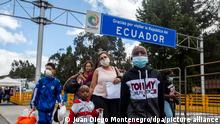 Eine Familie aus Venezuela überquert die Grenze von Kolumbien nach Ecuador. Manche Mitglieder der Gruppe tragen Mundschutz. Als Vorsichtsmaßnahme gegen die Ausbreitung des neuen Coronavirus führt das ecuadorianische Gesundheitsministerium Gesundheitschecks an der Grenze zu Kolumbien durch.