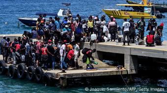 Des migrants bloqués de Cuba, d'Haïti et de plusieurs Africains arrivent à Capurgana près de la frontière avec le Panama, en Colombie, le 31 juillet 2021