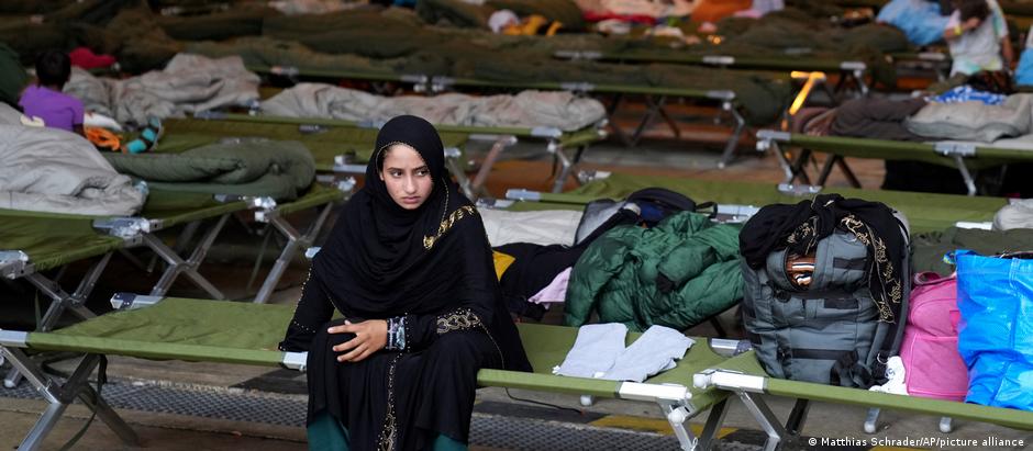 Afegã aguarda em camas de campanha numa base americana na Alemanha