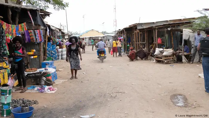 DW Akademie | Straße in Kakuma in Kenia