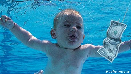 Albumcover von Nirvanas Nevermind, auf dem ein nacktes Baby unter Wasser einen Dollarschein ansieht. 