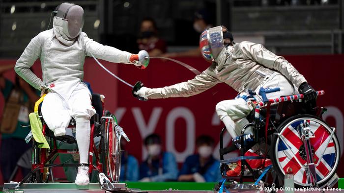 در نخستین روز مسابقات پارالمپیک توکیو رقابت در رشته‌های مختلف به جریان افتاده است، از جمله در رشته شمشیربازی. تصویری از دوئل لی هائو از چین و پیئرس گیلیور از بریتانیا