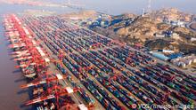 01.01.2020
SHANGHAI, CHINA - JANUARY 01: Aerial view of shipping containers sitting stacked at Yangshan Deepwater Port at sunrise on New Year s Day on January 1, 2021 in Shanghai, China. PUBLICATIONxINxGERxSUIxAUTxHUNxONLY Copyright: xVCGx CFP111312474801