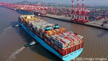 04.10.2019
SHANGHAI, CHINA - OCTOBER 04: Tugboats guide a container ship of Maersk Line at the Yangshan Deepwater Port, operated by Shanghai International Port Group Co., Ltd. SIPG, on October 4, 2019 in Shanghai, China. PUBLICATIONxINxGERxSUIxAUTxHUNxONLY Copyright: xVCGx CFP111252879062