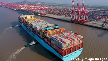 04.10.2019
SHANGHAI, CHINA - OCTOBER 04: Tugboats guide a container ship of Maersk Line at the Yangshan Deepwater Port, operated by Shanghai International Port Group Co., Ltd. SIPG, on October 4, 2019 in Shanghai, China. PUBLICATIONxINxGERxSUIxAUTxHUNxONLY Copyright: xVCGx CFP111252879062