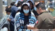 25.07.2019
US-Grenzschutzbeamte weisen eine Gruppe von Migranten ab dessen Dokumente auf mexikanischer Seite an der Grenze überprüft werden. Etwa 20.000 Asylbewerber kehrten zurück nach Mexiko, um dort im Rahmen des sogenannten «Stay in Mexico»-Programms auf Termine des US-Immigrationsgerichts zu warten. +++ dpa-Bildfunk +++