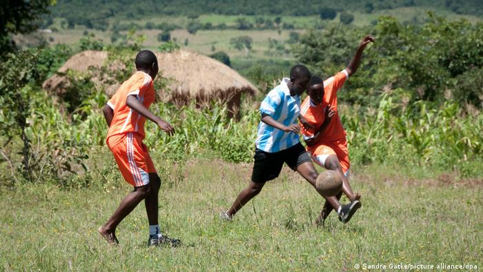 فتيات يمارسن كرة القدم في تنزانيا