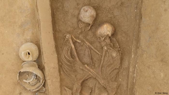 Pareja deja huella de su amor en tumba china de hace mil 500 años