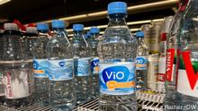 Vio, Coca-Cola, Wasserflaschen.
