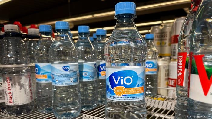 Botellas de agua de plástico en una nevera.