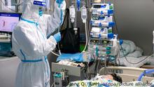 Ein medizinischer Mitarbeiter überprüft den Tropf eines Patienten auf der Intensivstation des Krankenhauses «Zhongnan» der Universität Wuhan. China baut in aller Schnelle ein Krankenhaus zur Behandlung von Patienten, die mit dem neuen Virus infiziert sind. +++ dpa-Bildfunk +++