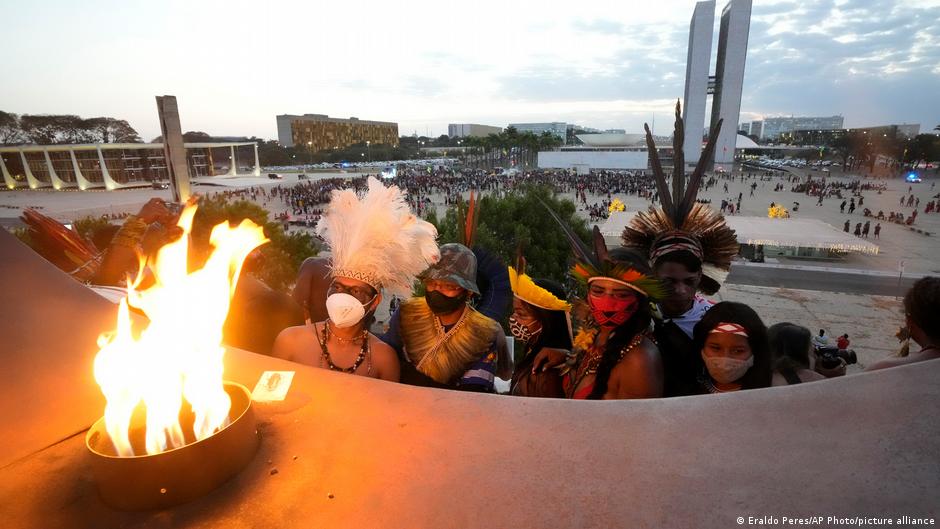 Miles de indígenas marchan en Brasilia por sus tierras ancestrales | Las noticias y análisis más importantes en América Latina | DW - Vimarsana News